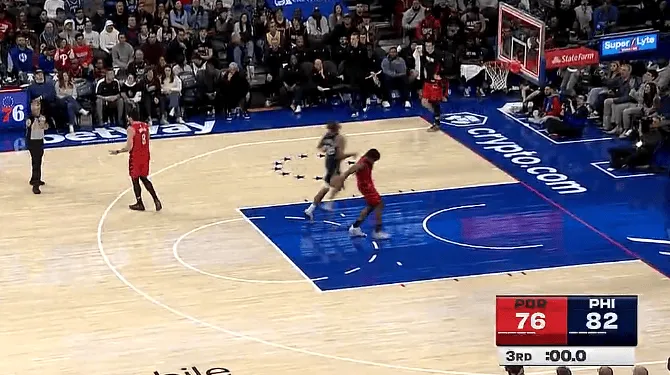 乐鱼体育-格兰特单节6中4得到11分，开拓者三节76-82落后76人